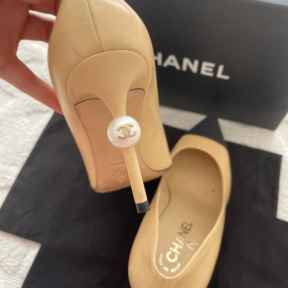 CHANEL Beige Tan Leather Pearl-Accent Pumps